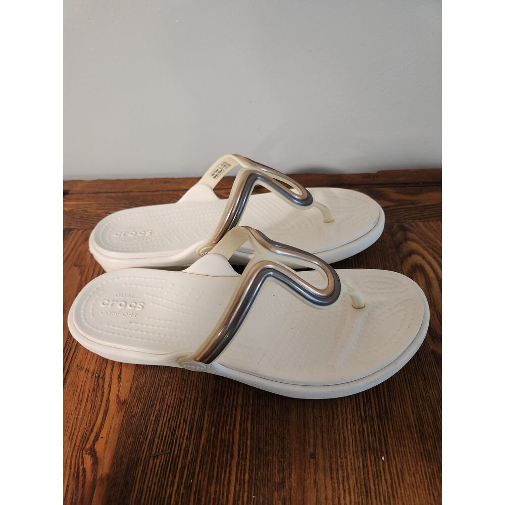 Crocs Sanrah Metal  White Flip Flop Sandals Silver Copper Tone Accents W Sz 7